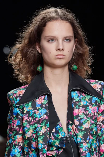 Look 100